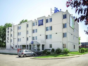 Un hôtel à plusieurs étages, avec une enseigne indiquant qu’il s’agit d’un hôtel ibis budget.