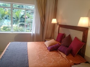 Premium bedding, in-room safe, desk, iron/ironing board - Hotel Riverview Westlands (Nairobi)