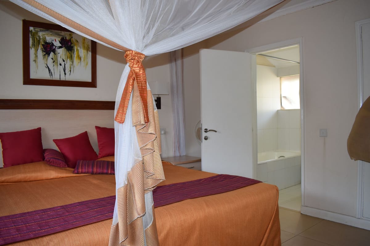 Executive Room, 1 King Bed, Kitchenette, Garden View | Bathroom | Jetted tub, free toiletries, hair dryer (on request), slippers