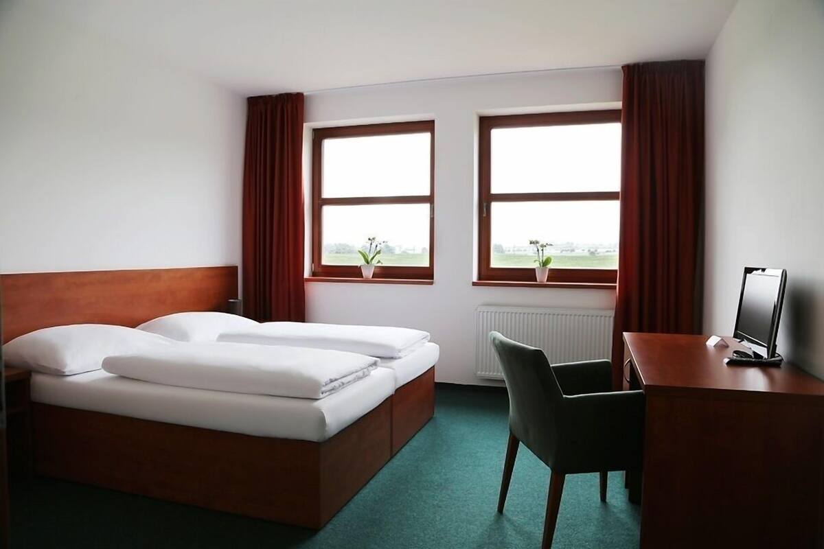 Quarto casal ou duplo conforto | Cofres nos quartos, escrivaninha, berços grátis