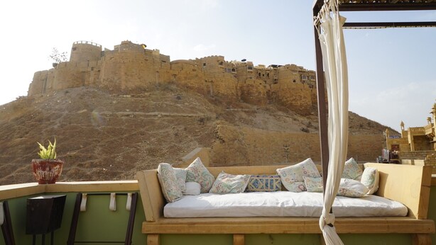 A balcony with a view of a historic fort. - 1st Gate Home - Fusion (Jaisalmer)