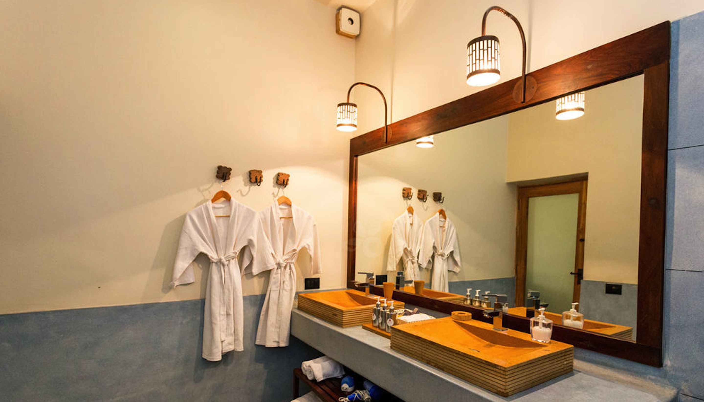 triple room | bathroom | shower, free toiletries, hair dryer, bathrobes