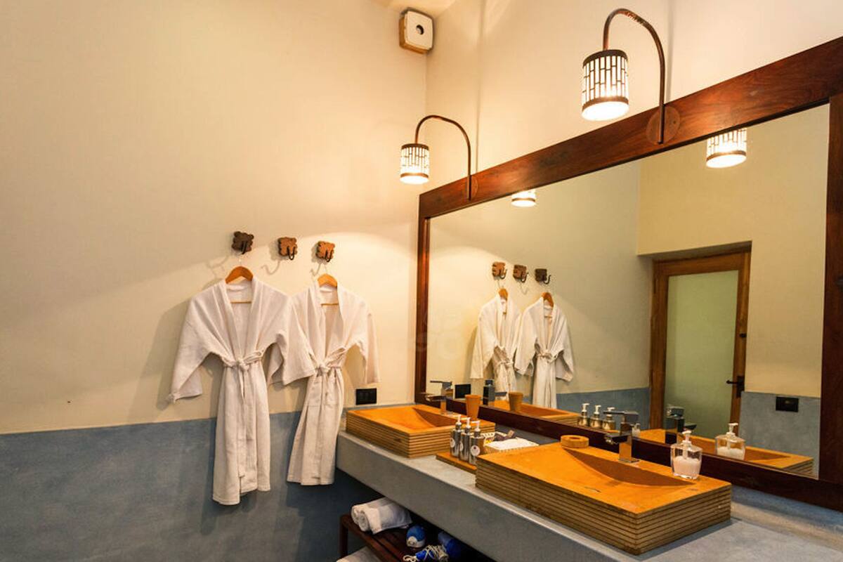 triple room | bathroom | shower, free toiletries, hair dryer, bathrobes