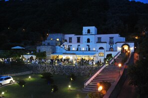 Fachada de la propiedad por la tarde o noche