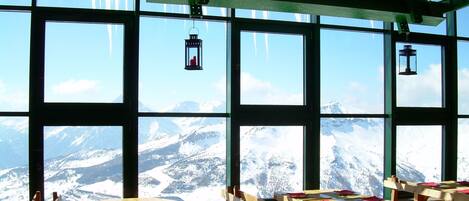 Breakfast, lunch, dinner served; Regional cuisine