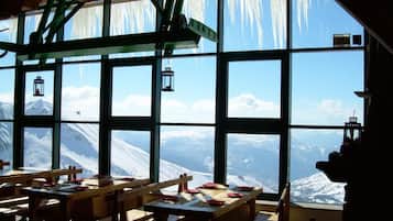 Aperto a colazione, pranzo e cena, cucina regionale