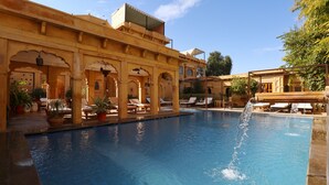 Piscina con cascada