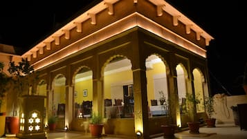 2 restaurantes; se sirve cocina india