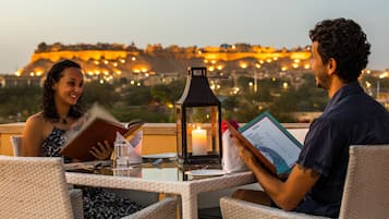2 restaurantes; se sirve cocina india