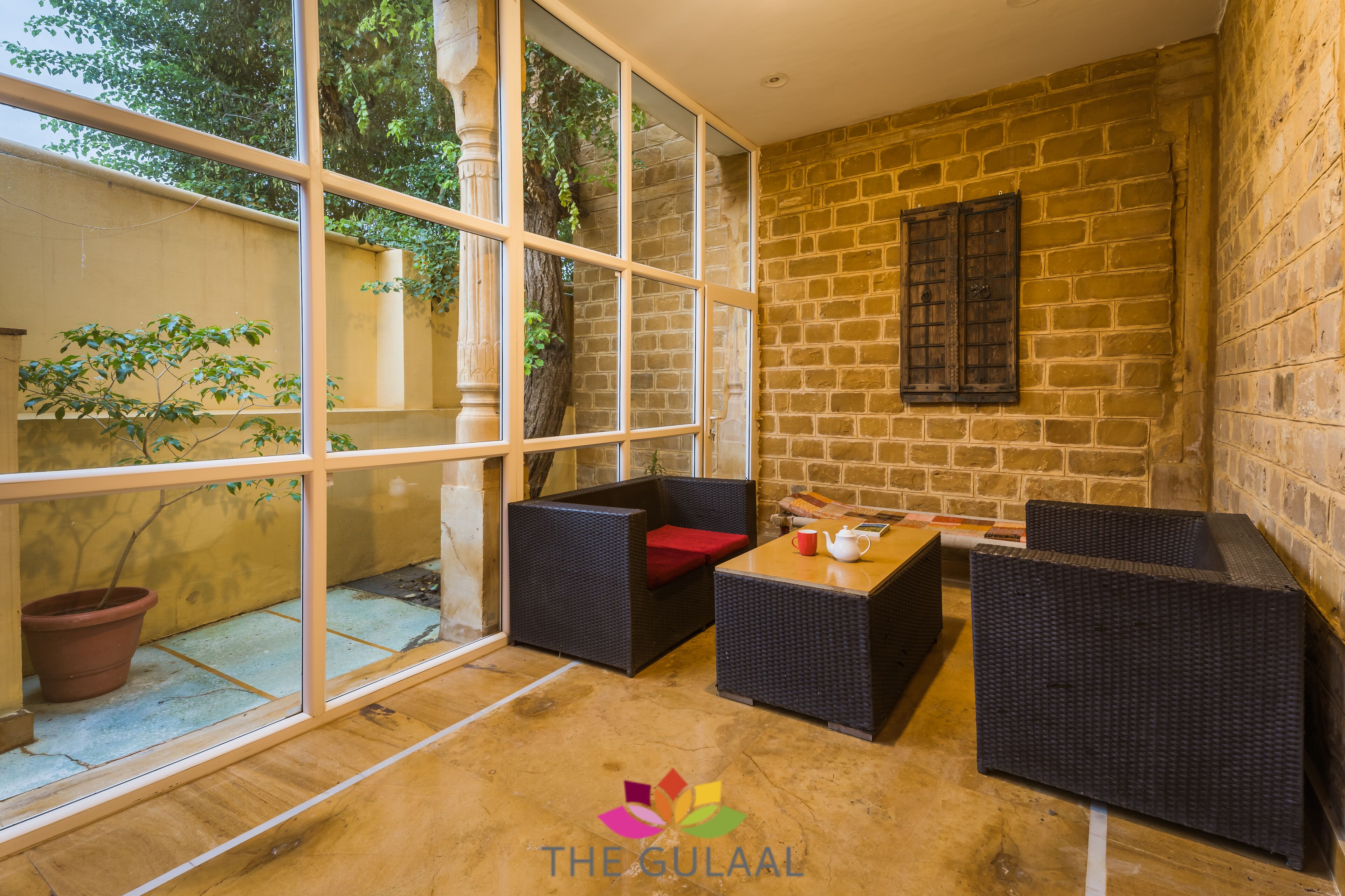 deluxe double or twin room | living area | flat-screen tv