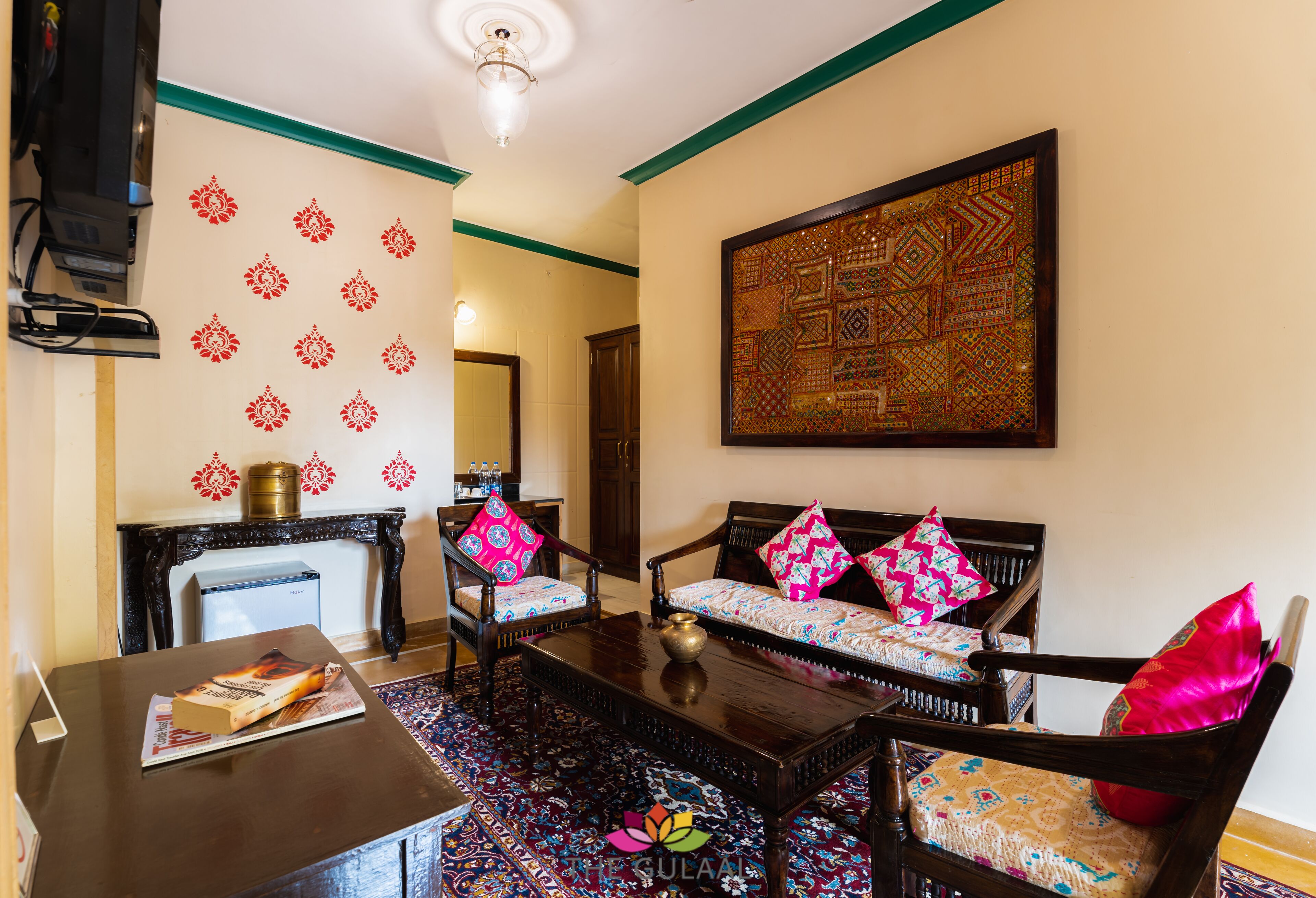 luxury suite, 1 bedroom | living area | flat-screen tv