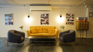Lobby sitting area - Spirit of Herzl Hotel (Jerusalem)