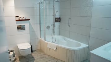 Family Room | Bathroom