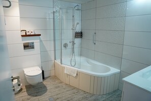 Quarto família | Banheiro | Produtos de toalete grátis, secador de cabelo, toalhas de banho 