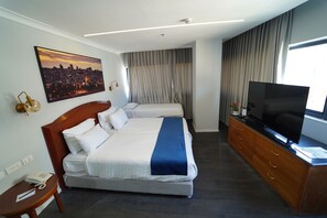 Kamar Grand | Minibar, brankas, meja kerja, dan setrika/meja setrika