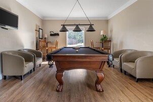 Espacio para trabajar con laptop y tabla de planchar con plancha 