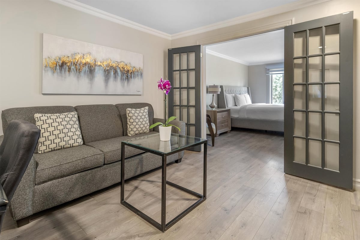 Suite, 1 llit de matrimoni gran i sofà llit, accessible, no fumadors (with Sofabed) | 1 dormitori i espai de treball apte per a portàtils