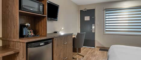 Standaard kamer, 1 queensize bed met slaapbank, niet-roken, koelkast en magnetron (with Sofabed) | 1 slaapkamer, een laptopwerkplek, een strijkplank/strijkijzer