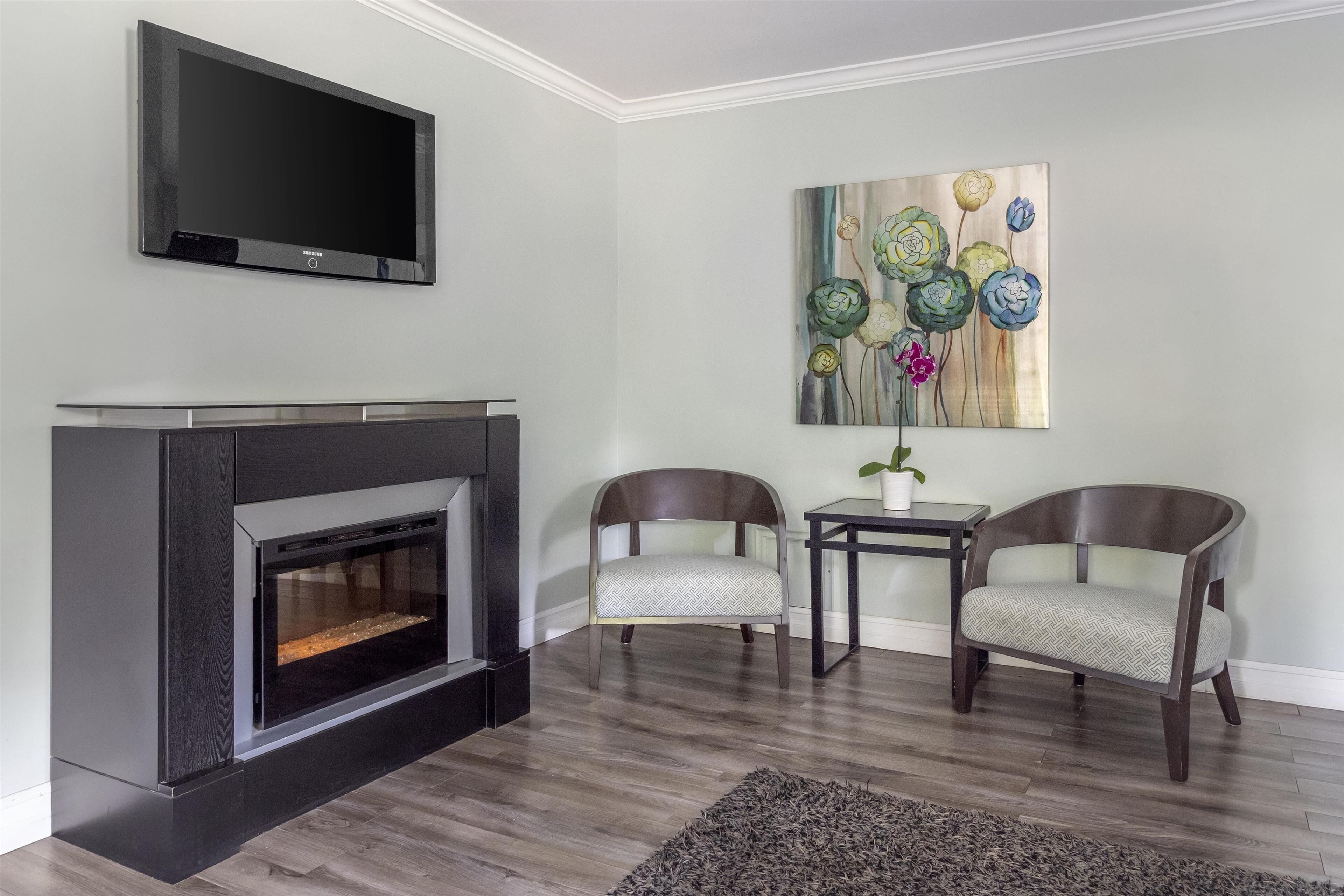 suite, 1 king bed, non smoking, jetted tub | 1 bedroom, laptop workspace, iron/ironing board, rollaway beds