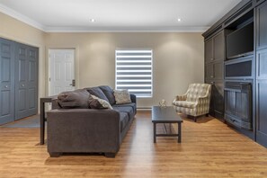 Suite, 1 King Bed with Sofa bed, Non Smoking, Jetted Tub (with Sofabed) | 1 bedroom, laptop workspace, iron/ironing board, rollaway beds
