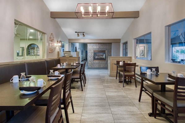 Serveert ontbijt, lunch en diner