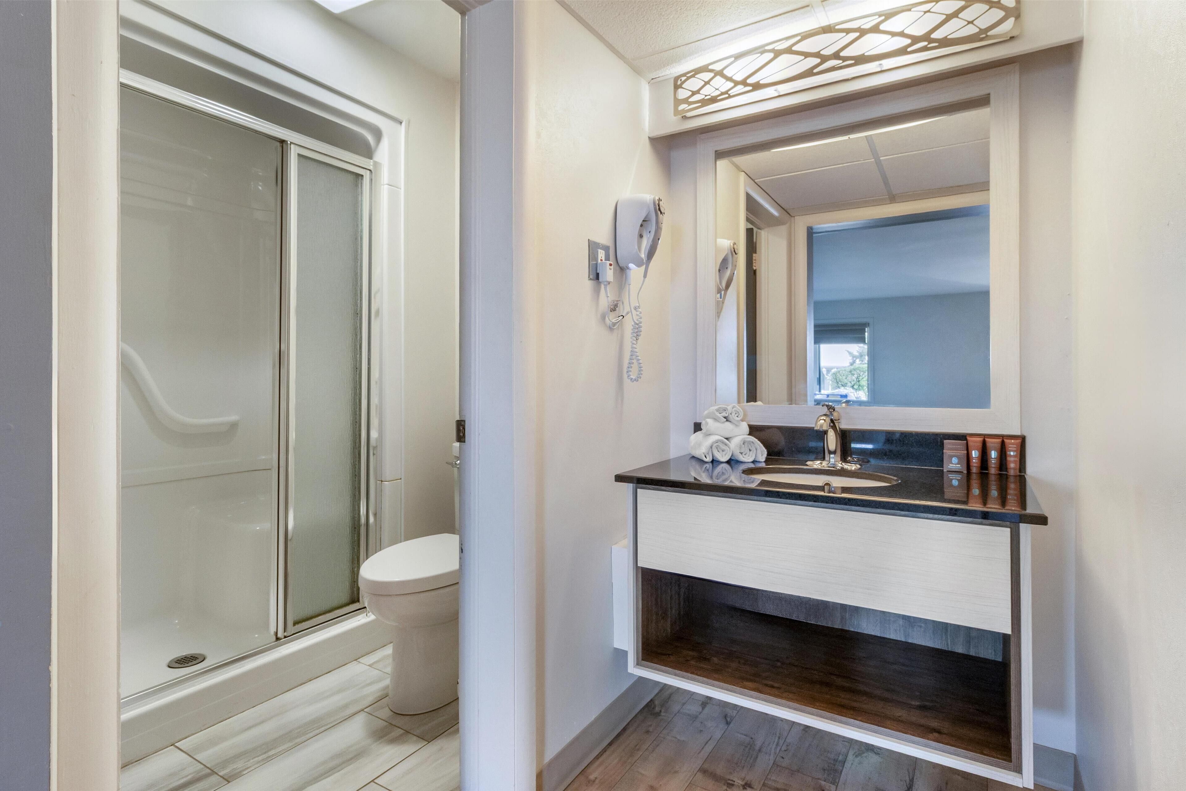 Suite, 2 lits doubles, non-fumeur, réfrigérateur et four à micro-ondes | Salle de bain | Ensemble baignoire-douche, articles de toilette (gratuits)