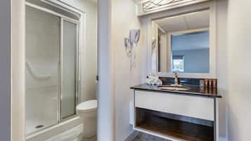 Suite, 2 lits doubles, non-fumeur, réfrigérateur et four à micro-ondes | Salle de bain | Ensemble baignoire-douche, articles de toilette (gratuits)