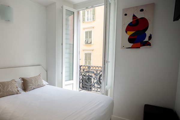 Comfort Double Room, 1 Katil Kelamin (Double), Private Bathroom | Peralatan tempat tidur premium, meja, kalis bunyi