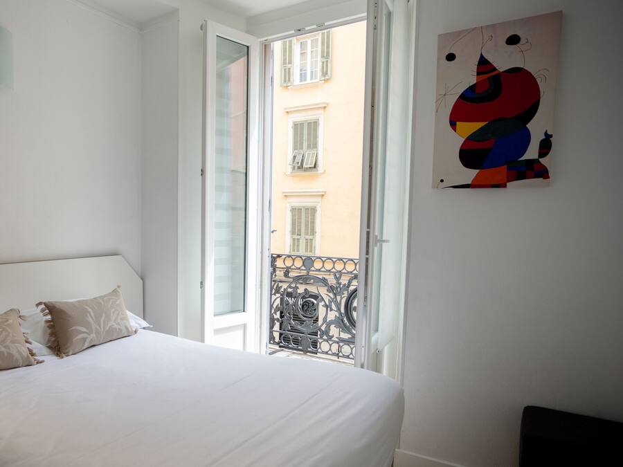 Ropa de cama de alta calidad, escritorio y sistema de insonorización