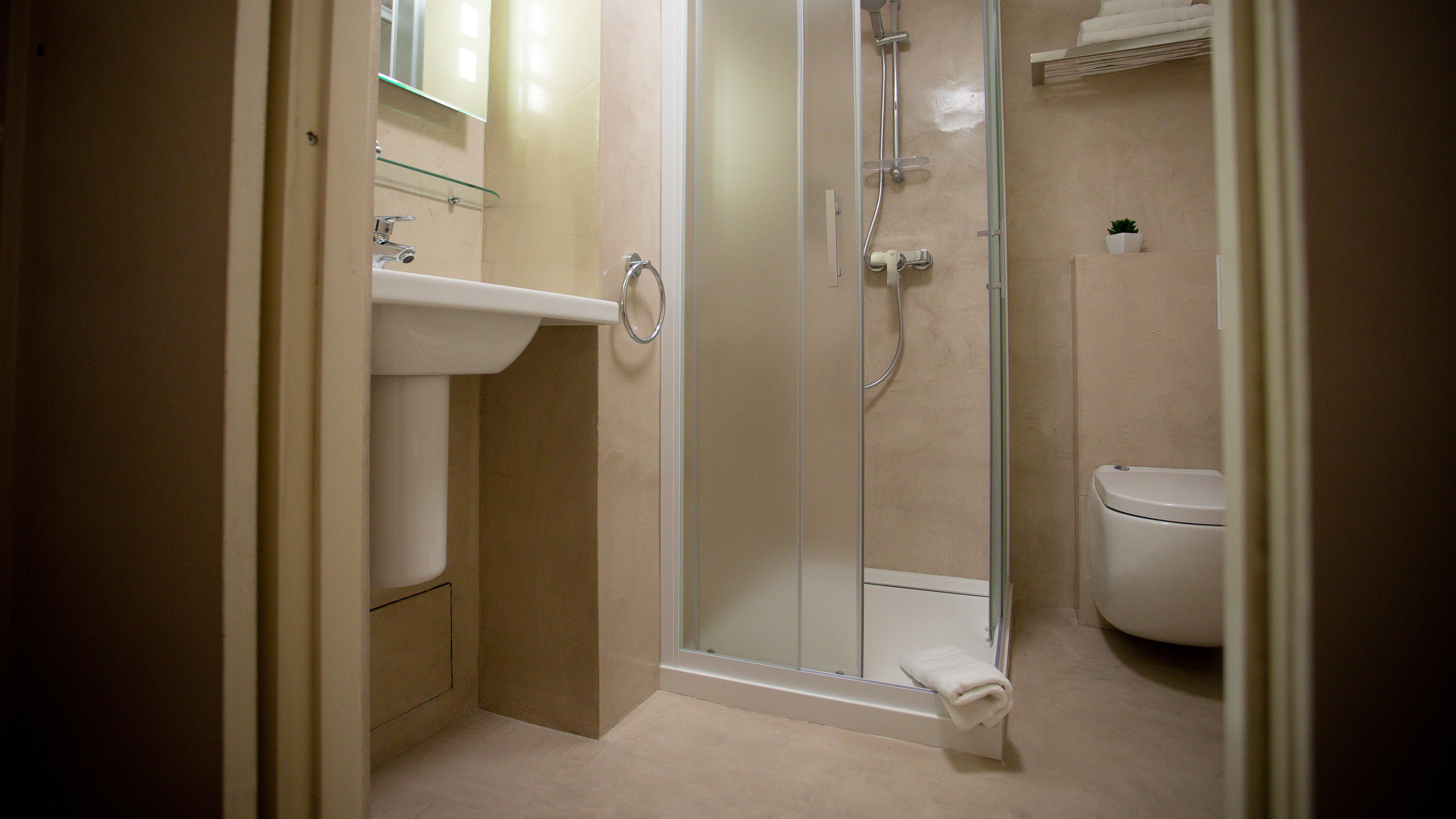 comfort double room, 1 double bed, private bathroom | bathroom | free toiletries, hair dryer, towels