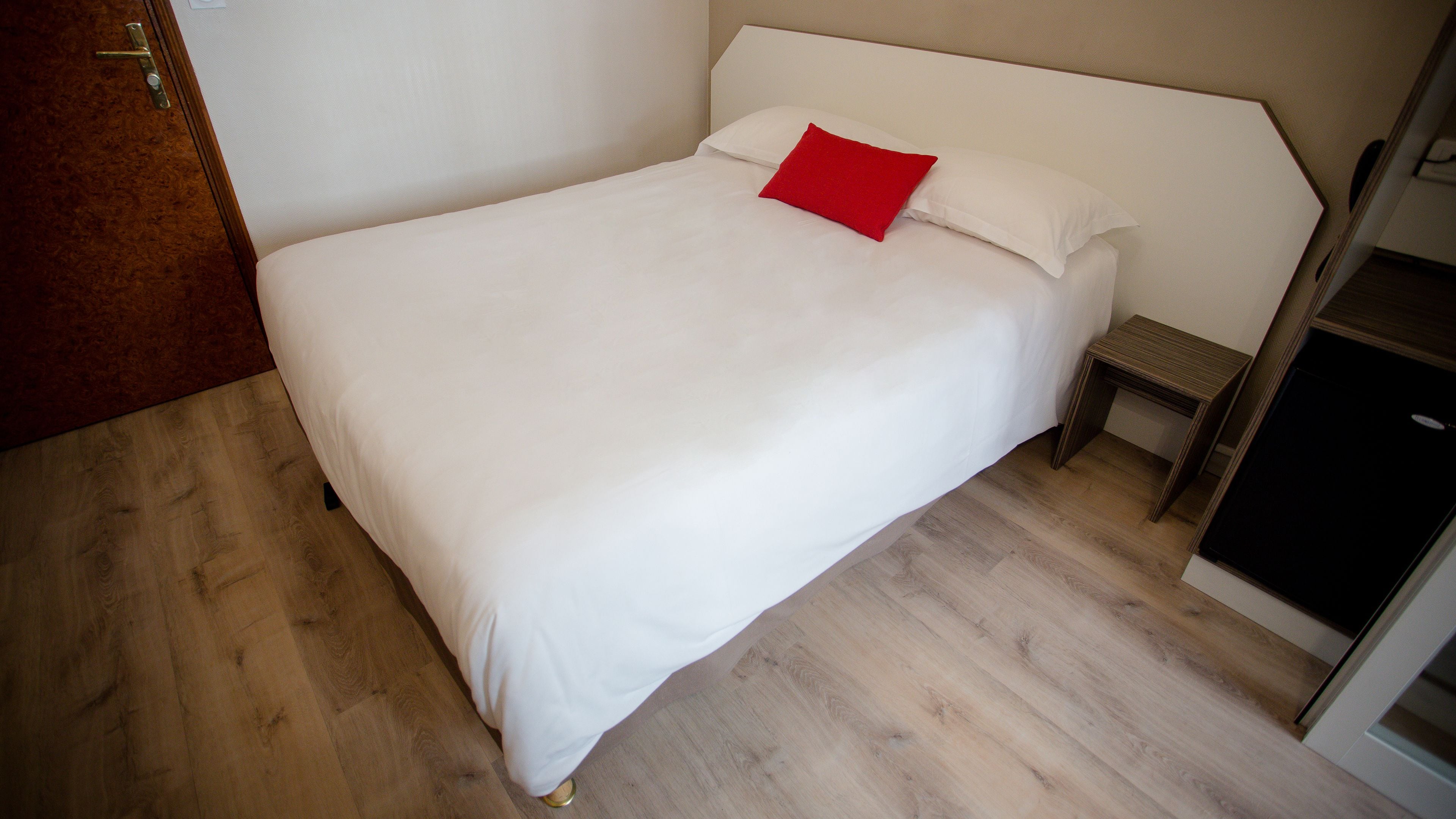 standard double room, private bathroom | premium bedding, desk, soundproofing, iron/ironing board