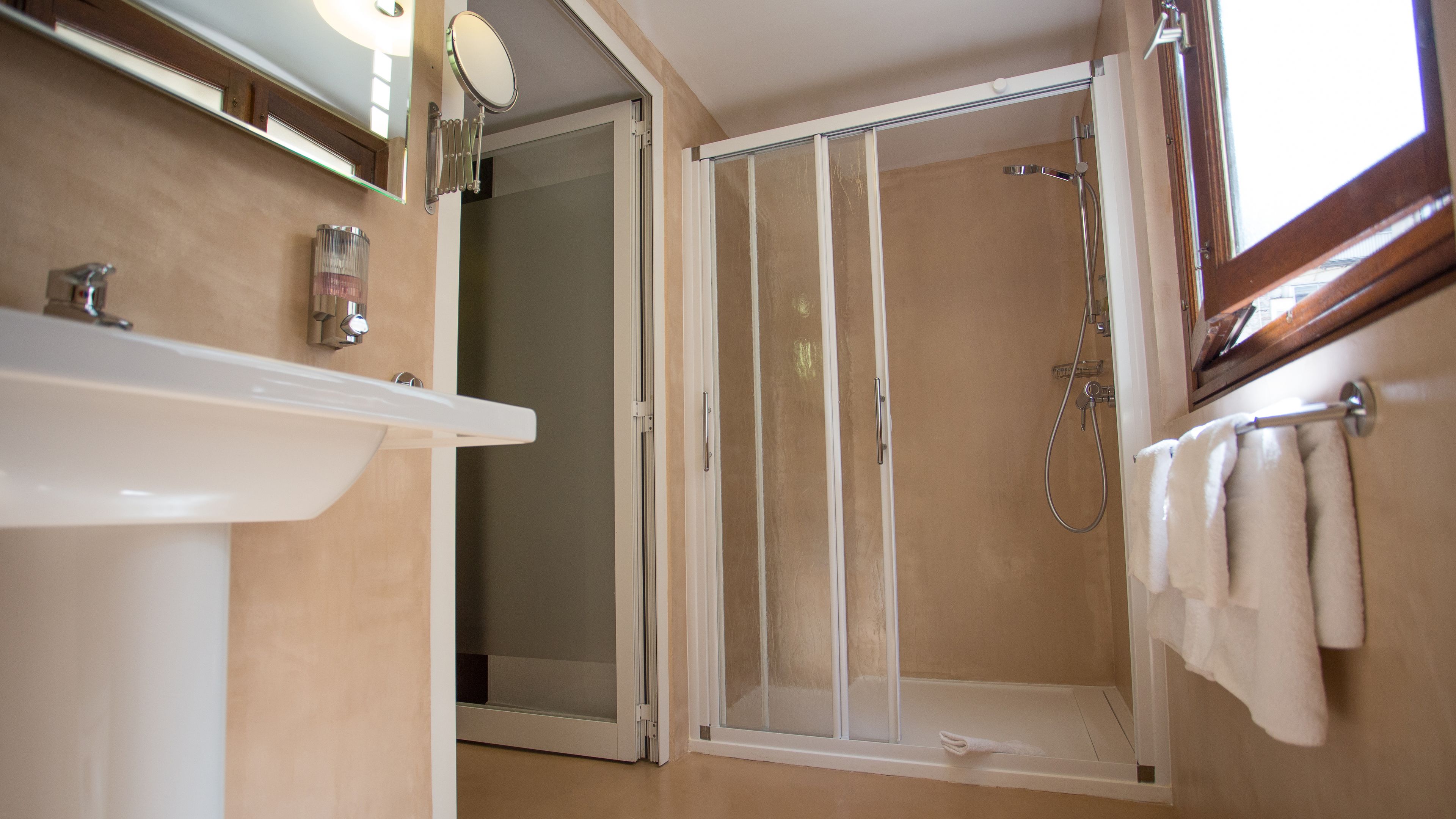 junior suite, 1 queen bed, private bathroom | bathroom | free toiletries, hair dryer, towels