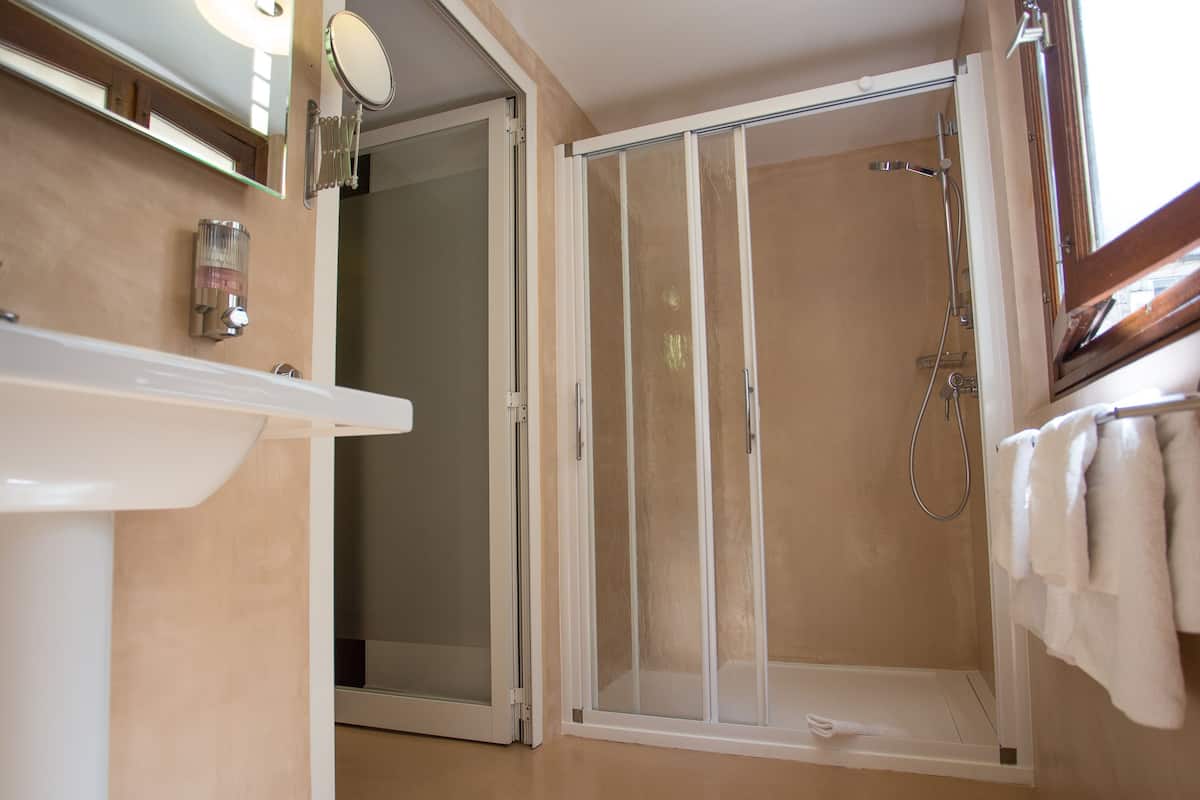 junior suite, 1 queen bed, private bathroom | bathroom | free toiletries, hair dryer, towels
