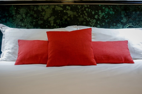 Suite junior, 1 cama de matrimonio, baño privado | Ropa de cama de alta calidad, escritorio, sistema de insonorización