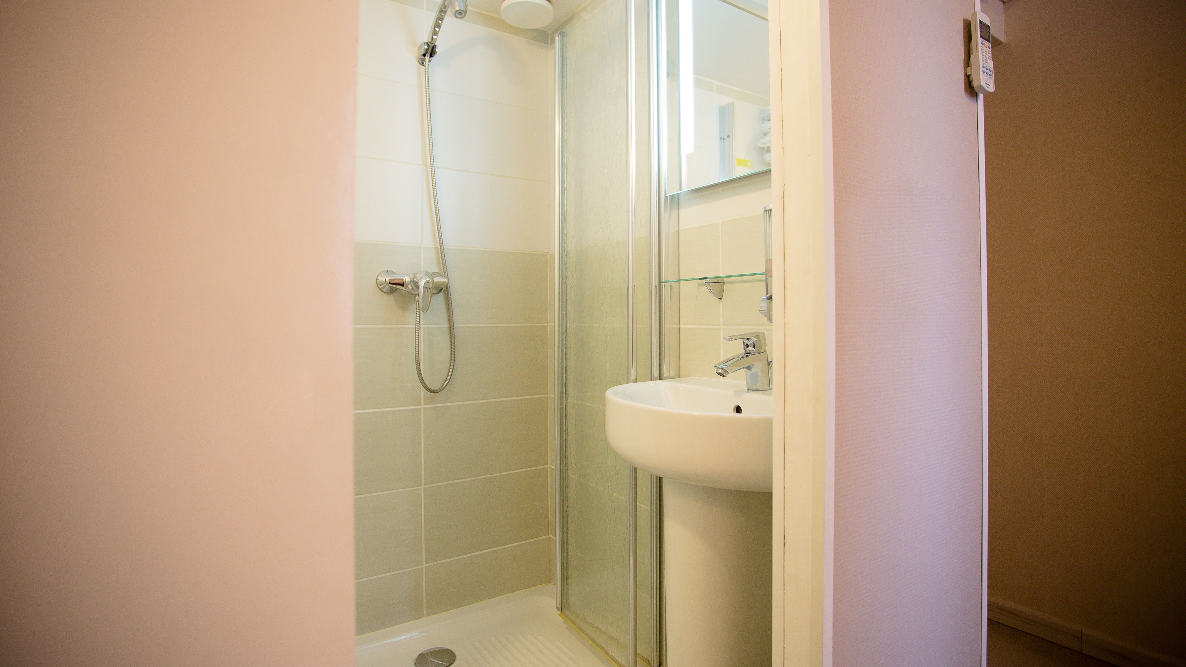 standard double room, private bathroom | bathroom | free toiletries, hair dryer, towels