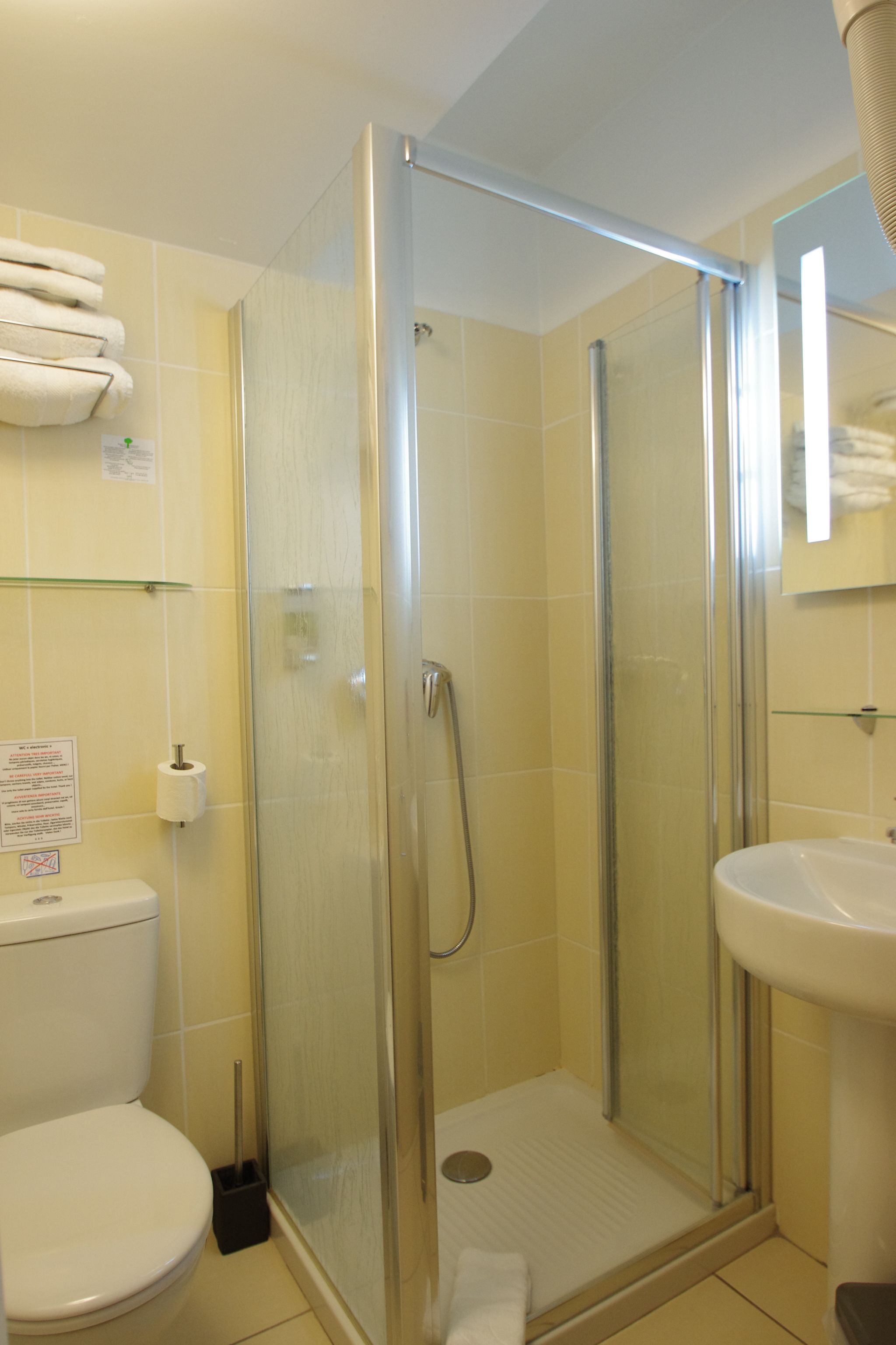 standard double room, private bathroom | bathroom | free toiletries, hair dryer, towels