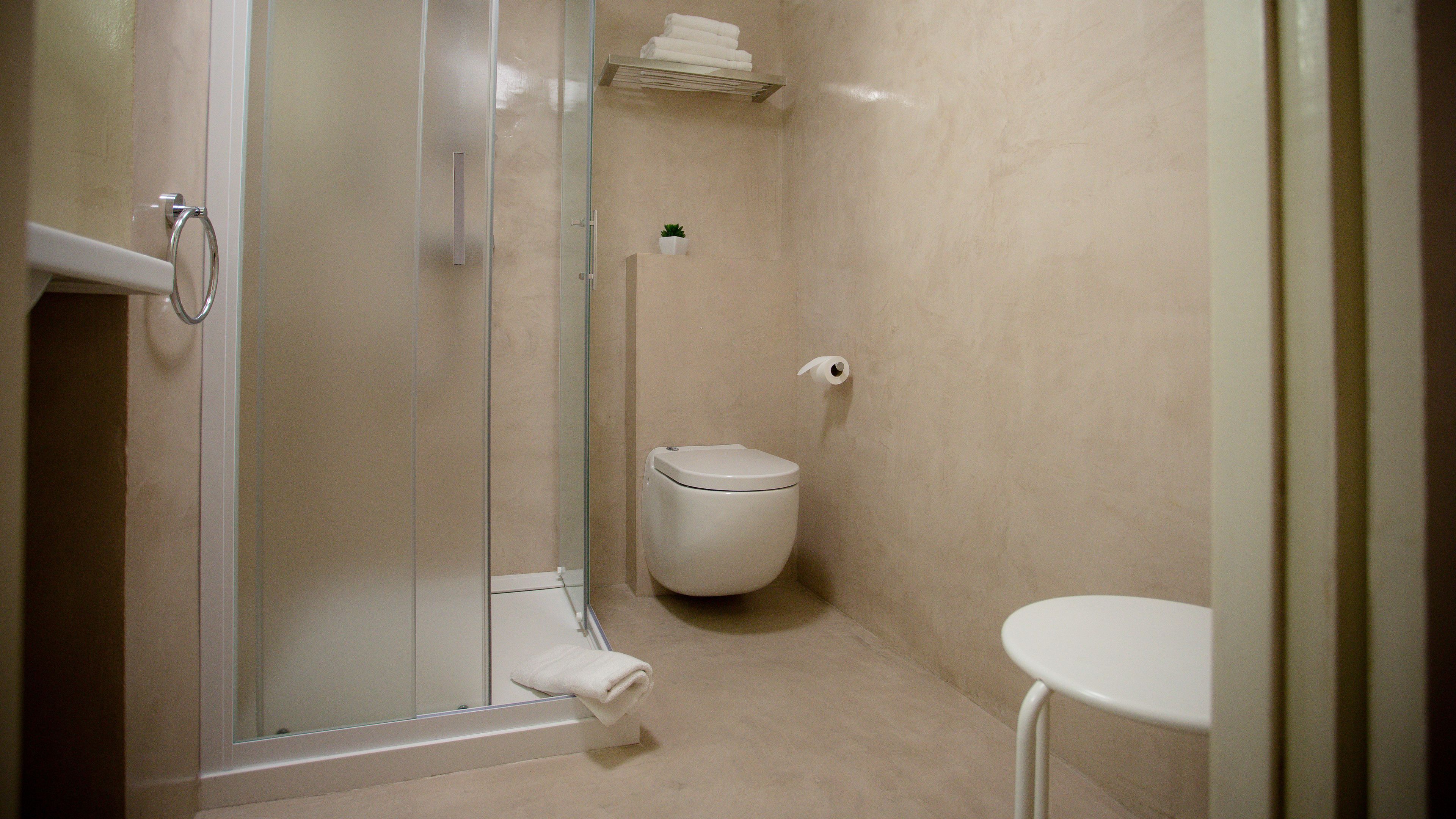comfort double room, 1 double bed, private bathroom | bathroom | free toiletries, hair dryer, towels