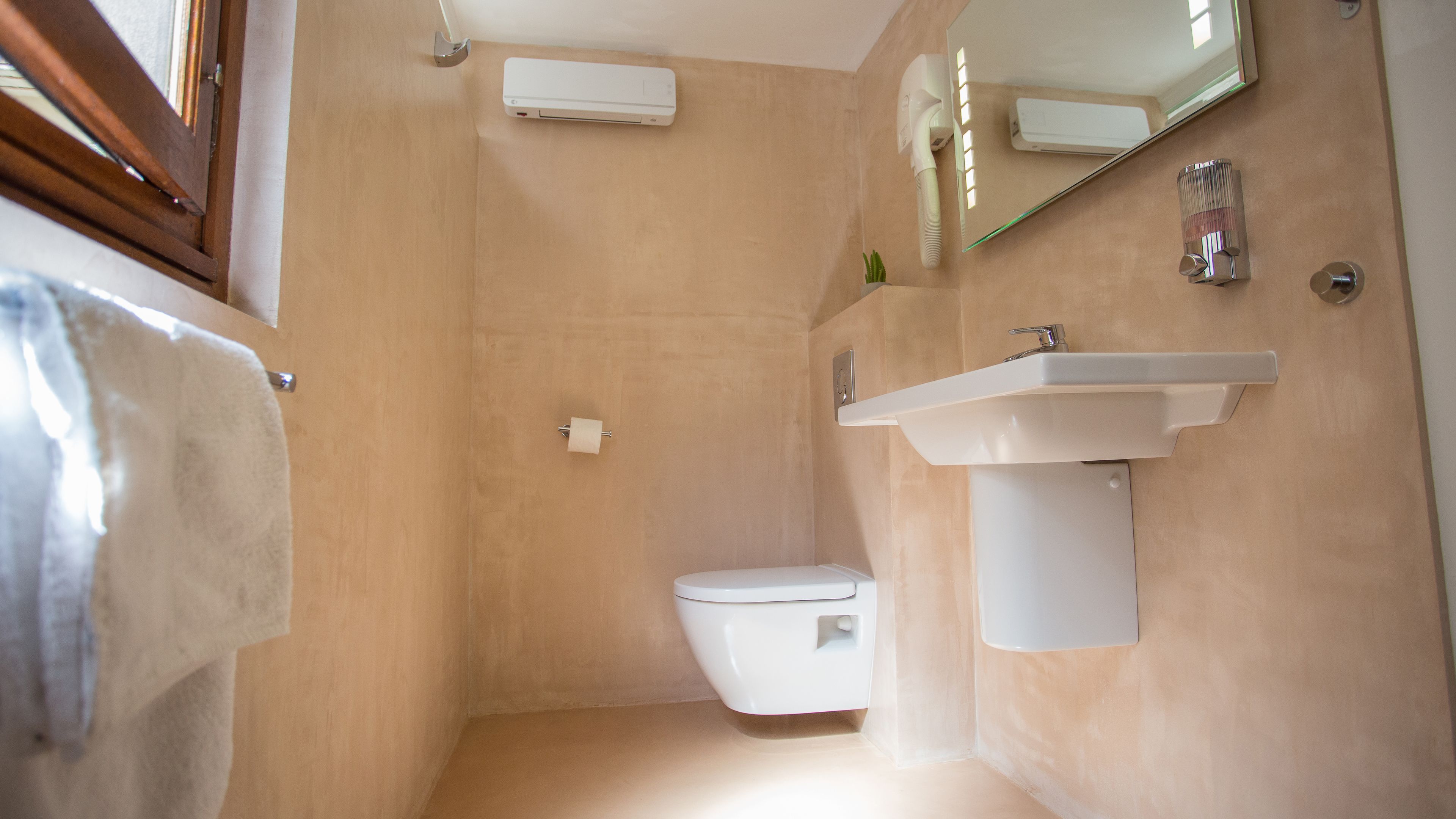 junior suite, 1 queen bed, private bathroom | bathroom | free toiletries, hair dryer, towels