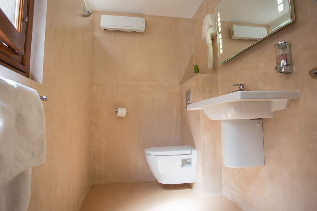 junior suite, 1 queen bed, private bathroom | bathroom | free toiletries, hair dryer, towels