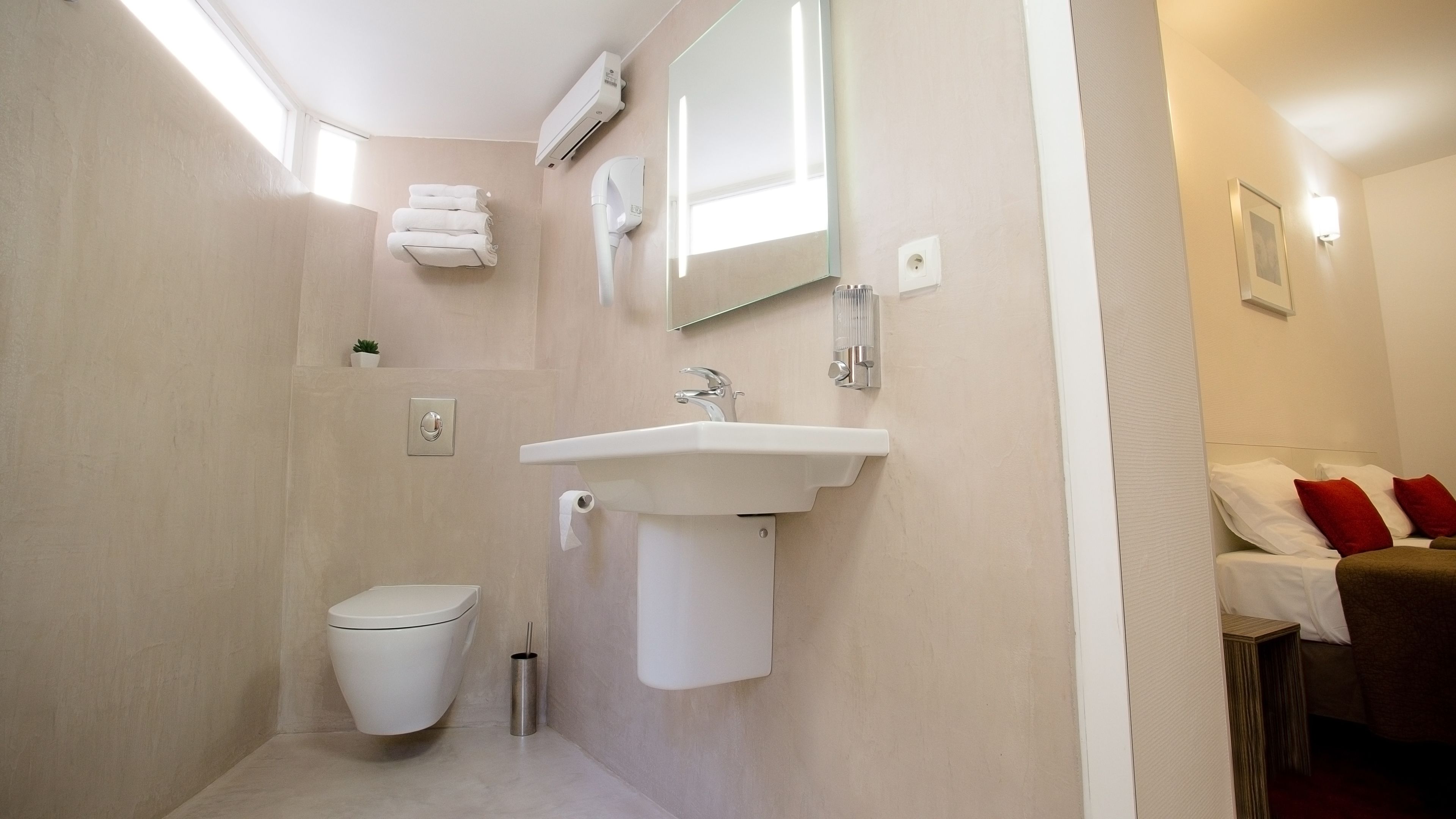 comfort twin room, private bathroom | bathroom | free toiletries, hair dryer, towels