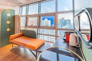 Chambre Premium avec lits jumeaux, vue ville | Bureau, espace de travail pour ordinateur portable, rideaux occultants