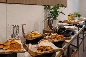 Daily buffet breakfast for a fee - L&L Central Hotel (Jeju City)