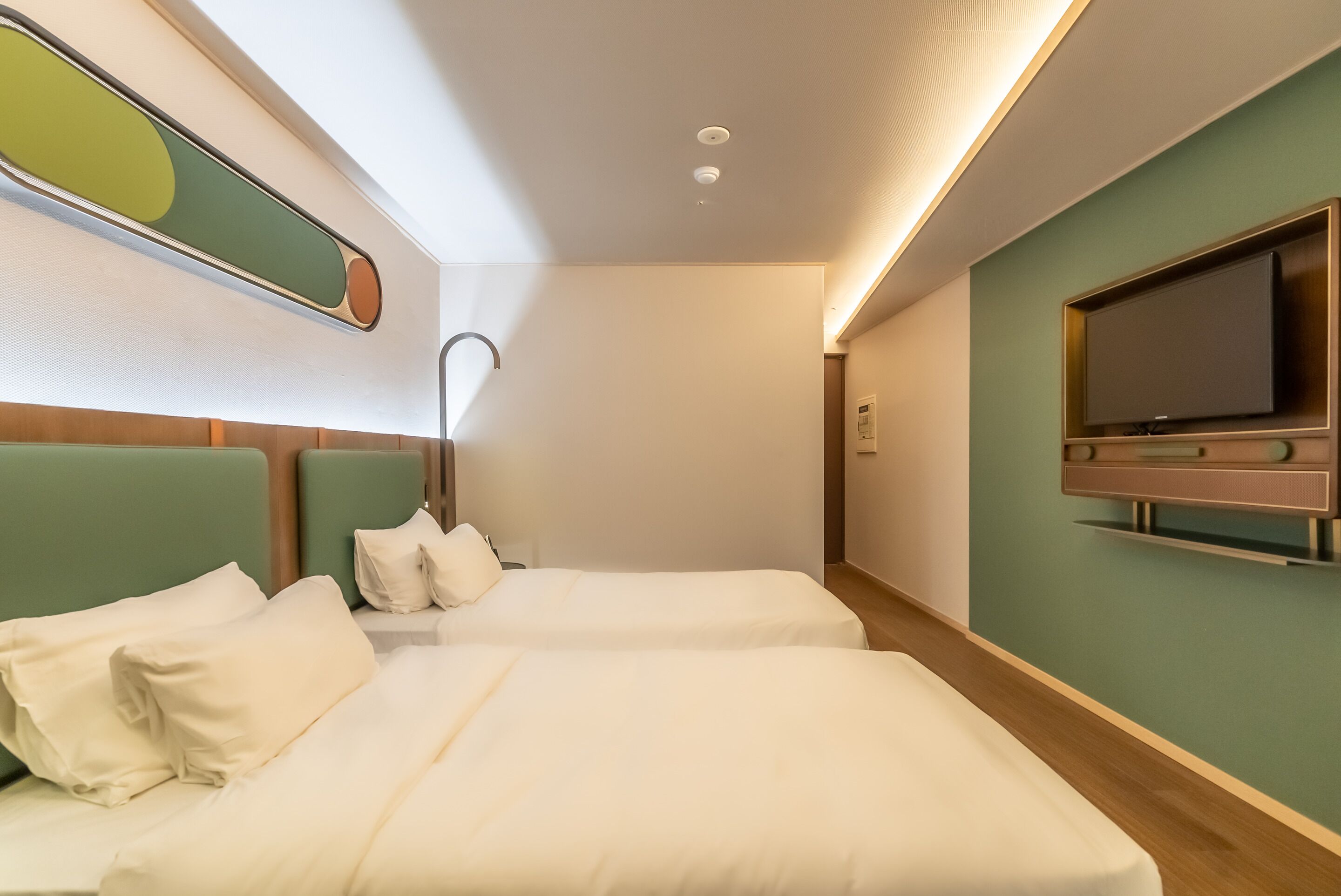 standard twin room | 1 bedroom, desk, laptop workspace, blackout curtains