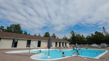 Piscine extérieure, parasols de plage, chaises longues