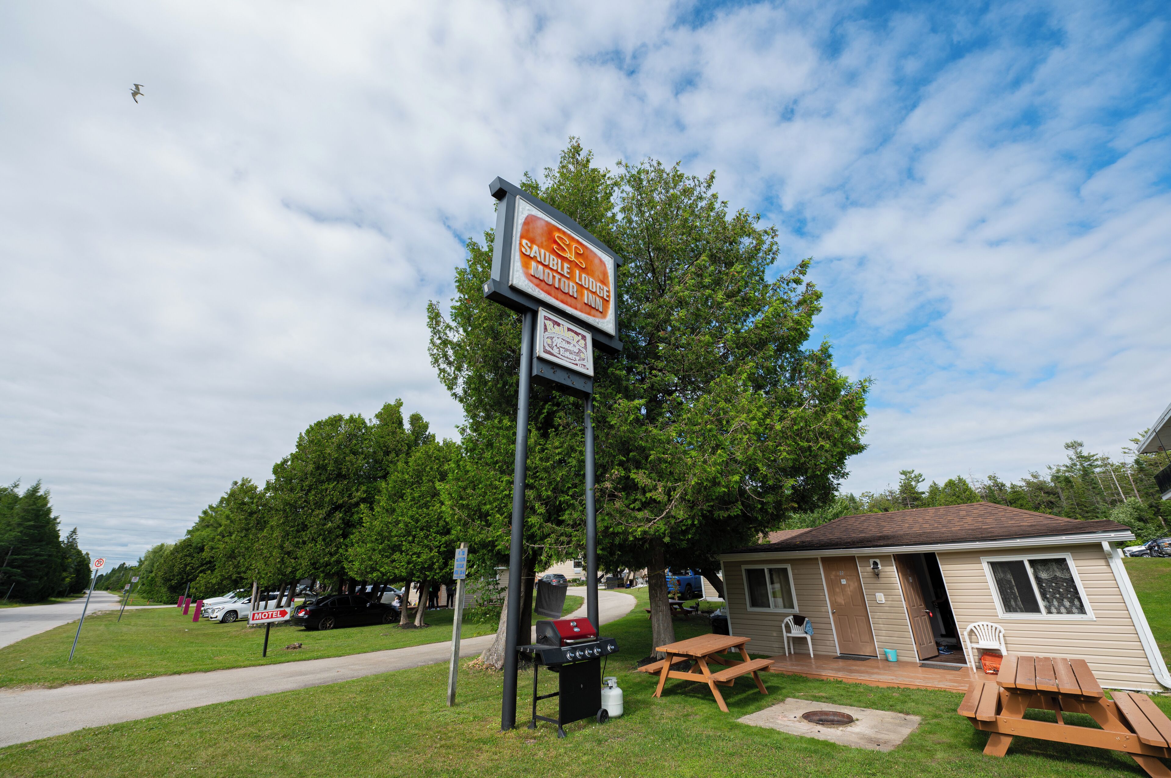 En campingvogn med et skilt for Saddle Lodge Motor Inn.