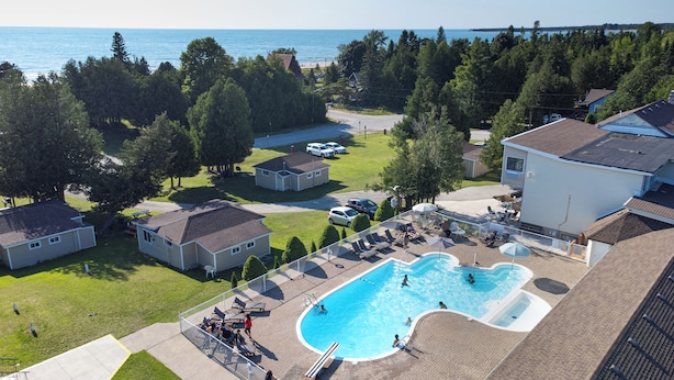 Un quartier résidentiel doté d’une piscine, de maisons et offrant une vue sur la mer.