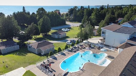 Exterior. Sauble Beach Lodge