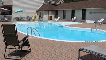 Ulkouima-allas avoinna 9.30–21.30, aurinkovarjoja, aurinkotuoleja