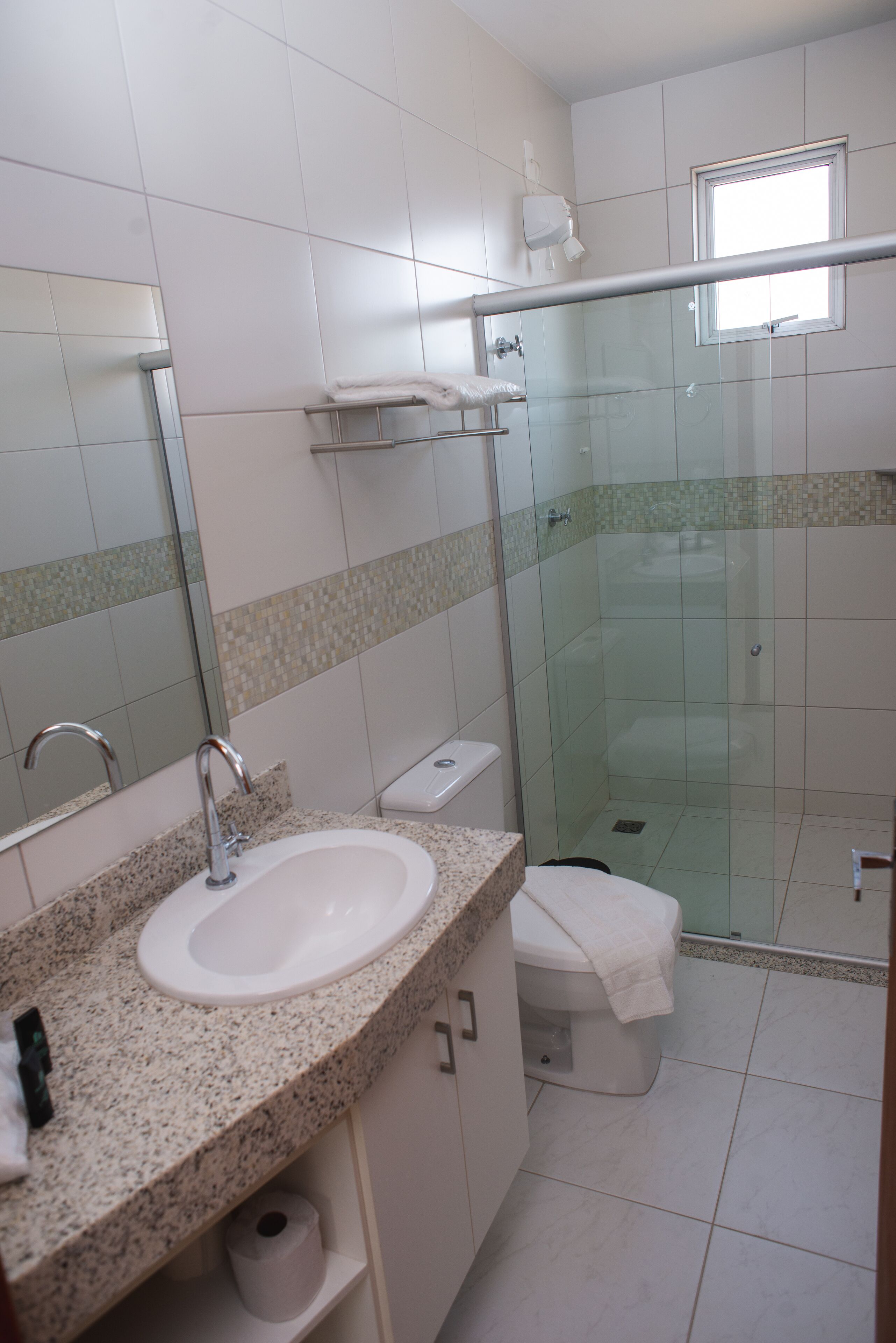 apartment, 3 bedrooms | bathroom | shower, free toiletries, hair dryer, towels