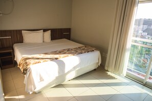 Minibar, in-room safe, desk, free WiFi - Manhattan Apart Hotel (Caratinga)